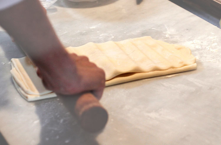 パイ専門店パイグルグルの発酵バターを使用したパイ生地作り